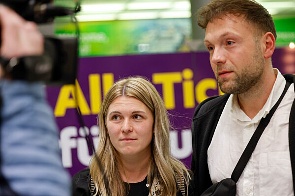 Eurowings-Evakuierungsflieger kommt am Flughafen Köln Bonn an