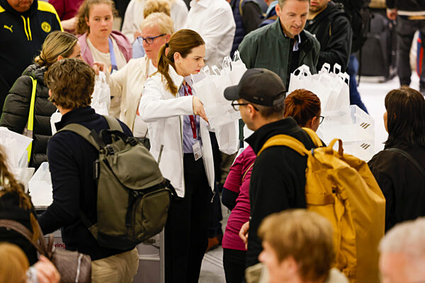 Eurowings-Evakuierungsflieger kommt am Flughafen Köln Bonn an