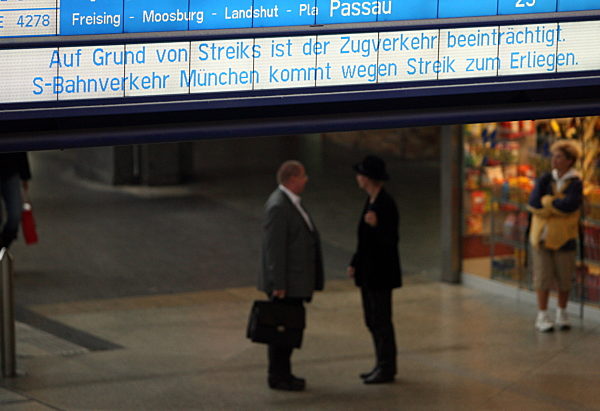 Reisende warten am Dienstag (10.07.2007) am Münchner Hauptbahnhof...