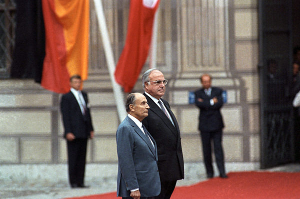 Der französische Staatspräsidente Francois Mitterrand (l) und Bundeskanzler...