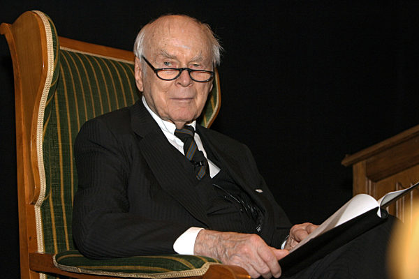 Der Humorist Vicco von Bülow, bekannt als Loriot, sitzt am Donnerstag (14.02...