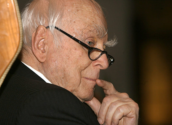 Der Humorist Vicco von Bülow, bekannt als Loriot, sitzt am Donnerstag (14.02...