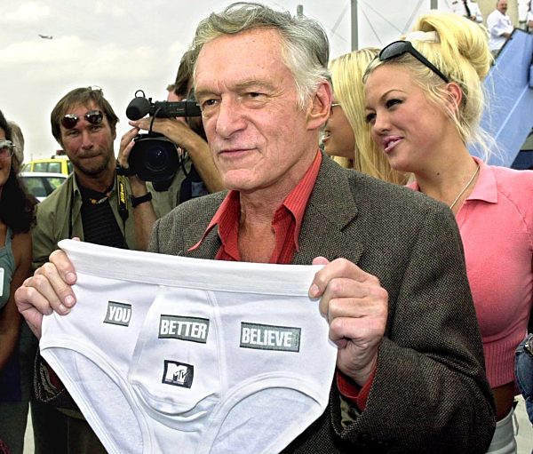 "Playboy"-Boss Hefner posiert mit Herren-Unterhose in München