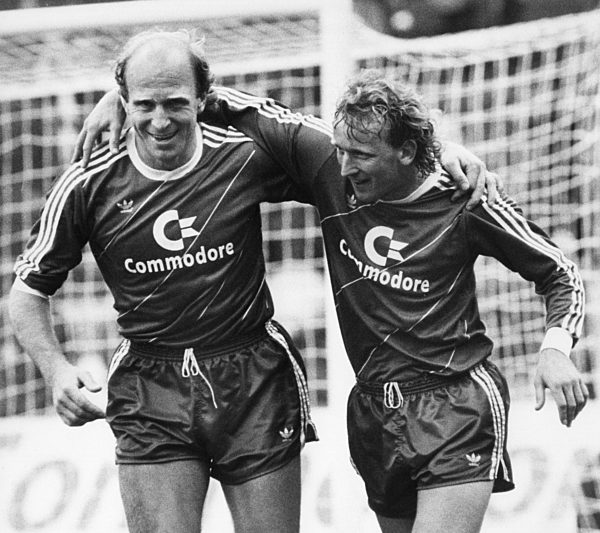 Fußball: Dieter Hoeneß und Andreas Brehme jubeln