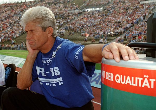 Fußball: Werner Lorant schaut nachdenklich zu