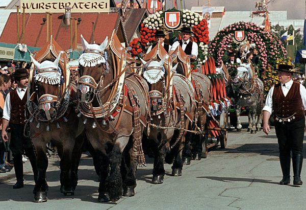 Oktoberfest in München Einzug der Wies'n-Wirte auf dem 165. Oktoberfest