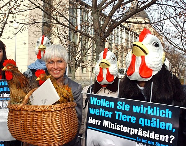 Barbara Rütting protestiert gegen Haltung von Legehennen