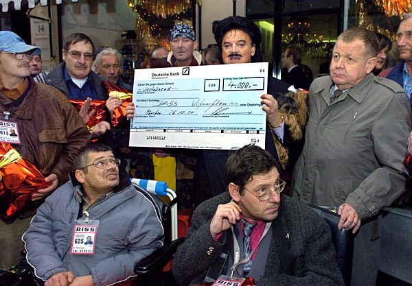 "Moshammer für Biss" - Modezar verschenkt Tragetaschen