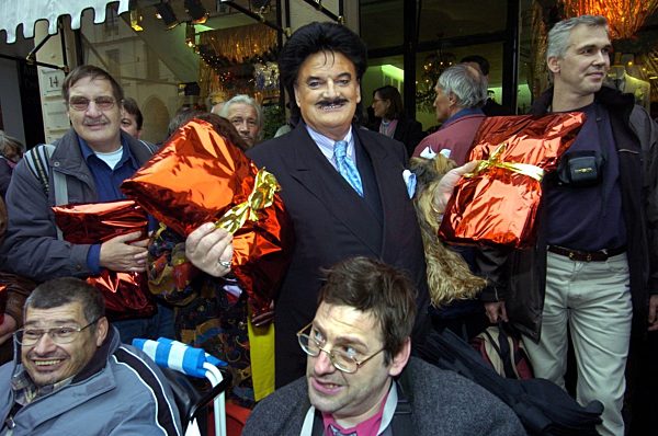 "Moshammer für Biss" - Modezar verschenkt Tragetaschen