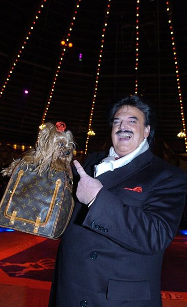 Modezar Rudolph Moshammer und sein Hund Daisy lassen sich am Samstag (25.12...