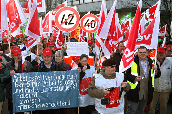 Streikende Beschäftigte des öffentlichen Dienstes demonstrieren am Freitag...
