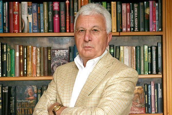 Der Autor sakraler Kriminalromane Philipp Vandenberg (Pseudonym)...