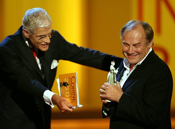 Klaus Maria Brandauer (r) erhält am Sonntag (24.09...