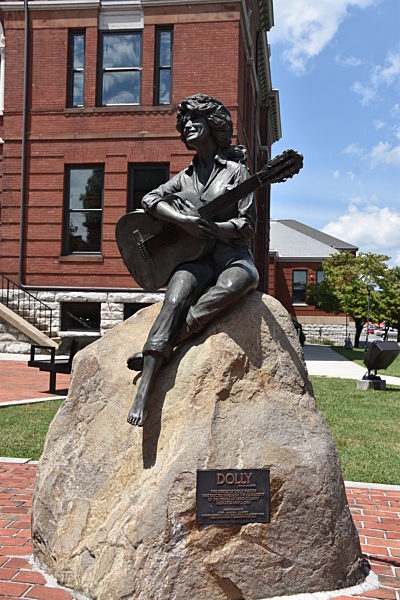 Bronzestatue von Dolly Parton vor dem Rathaus von Sevierville