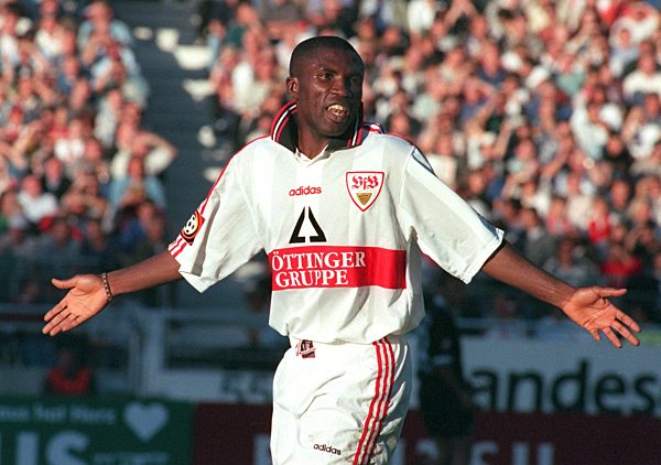 Fußball: Jonathan Akpoborie hebt die Arme