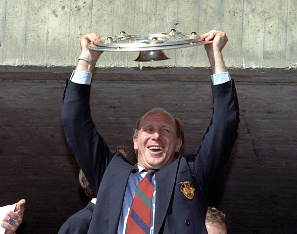 Dieter Hoeneß feiert Titelgewinn des VfB Stuttgart