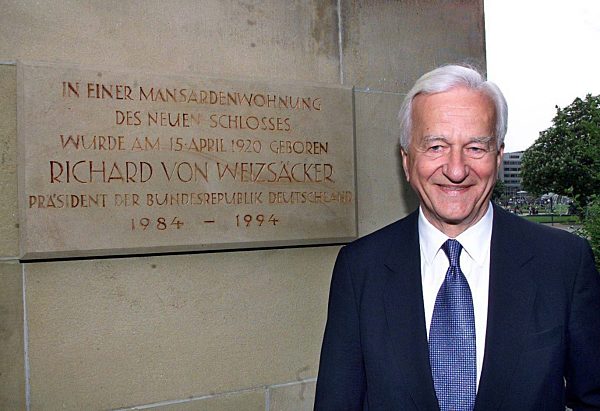 Richard von Weizsäcker enthüllt Gedenktafel in Stuttgart