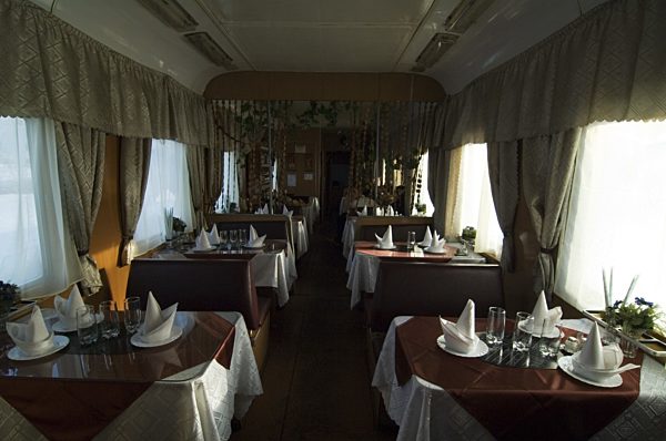 Eingedeckte Tische im Zugrestaurant eines Zuges der Transsibirischen...