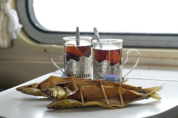 Zwei Gläser mit  schwarzern Tee in klassischen Teeglasern der...