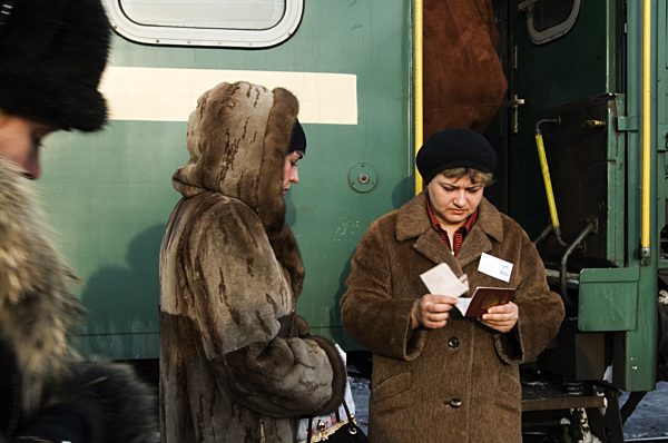 Eine Waggonschaffnerin (Prowodniza, Provodnitsa) bei der Fahrkarten-  und...
