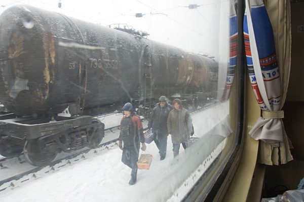 Blick durch eine Fensterscheibe eines Zuges der Transsibirischen Eisenbahn...