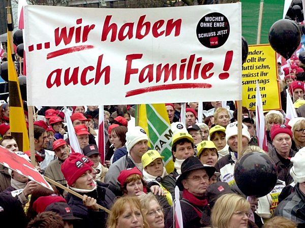 Gewerkschafter demonstrieren gegen längere Ladenöffnung