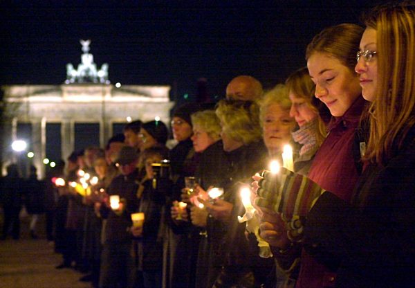 100000 Menschen in Berlin bei Lichterkette gegen Irak-Krieg