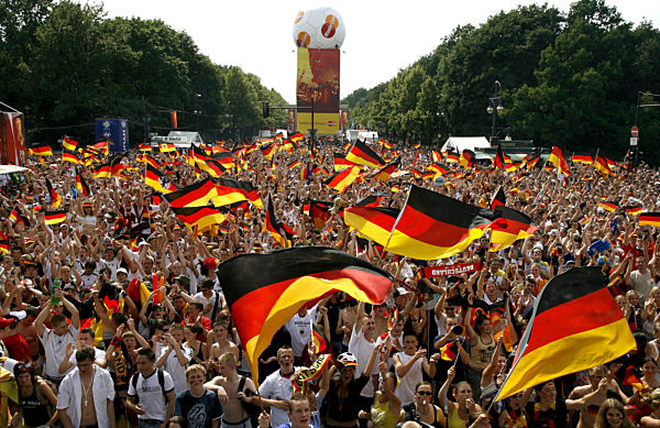 Deutsche Fans schwenken am Dienstag (20.06...