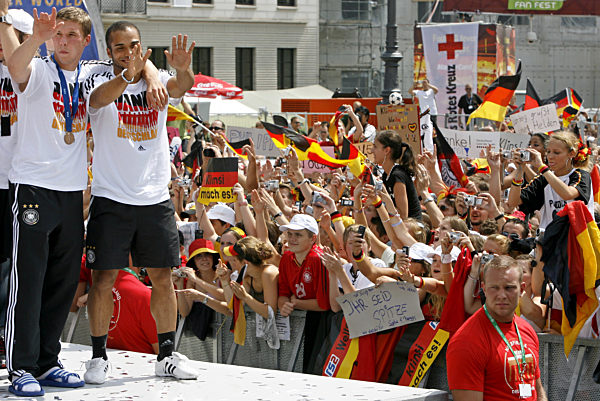 Die deutschen Stürmer Lukas Podolski (l) und David Odonkor jubeln am 09.07...
