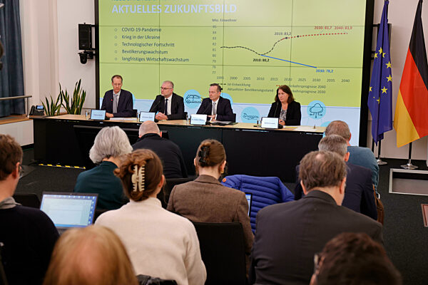 Tobias Kluth, Berater für internationalen Bahnverkehr, Straßenverkehr, Straßengüterverkehr, Gesamtverkehr, Christian Neef, Dr. Volker Wissing, Bundesminister für Digitales und Verkehr