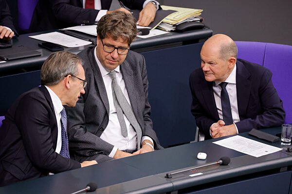 Jörg Kukies, SPD, Michael Kellner, Bündnis 90/Die Grünen, Bundeskanzler Olaf Scholz (SPD)