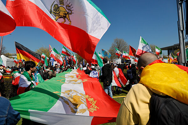 Platz der Republik, Reza Pahlavi , Iran Demonstration