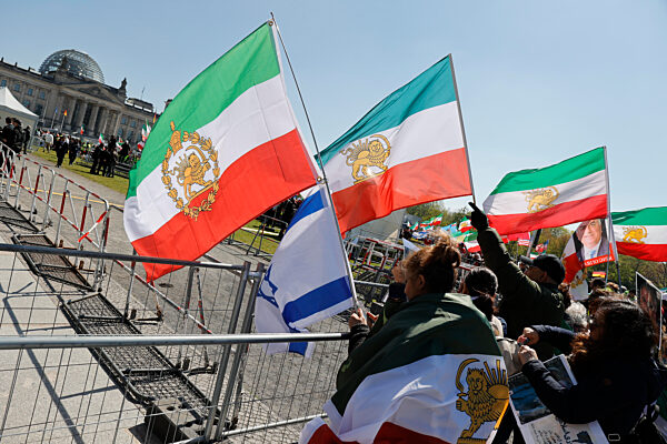 Platz der Republik, Reza Pahlavi , Iran Demonstration