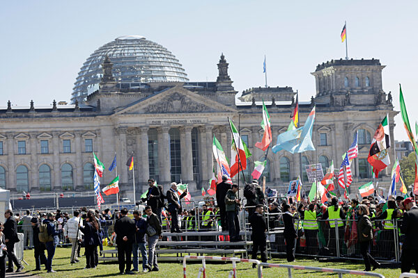 Platz der Republik, Reza Pahlavi , Iran Demonstration
