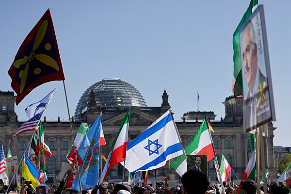 Platz der Republik, Reza Pahlavi , Iran Demonstration