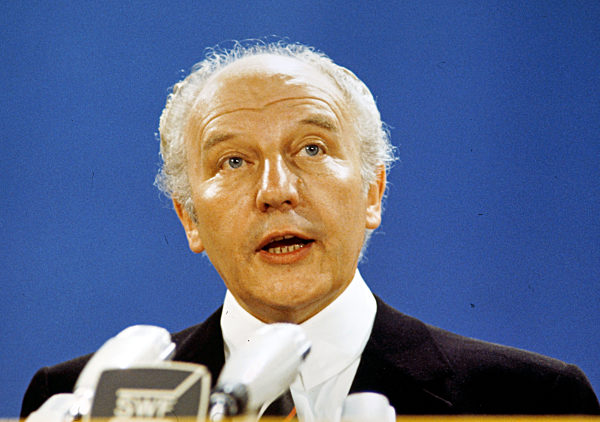 Walther Scheel FDP  beim FDP Parteitag in Freiburg 1972