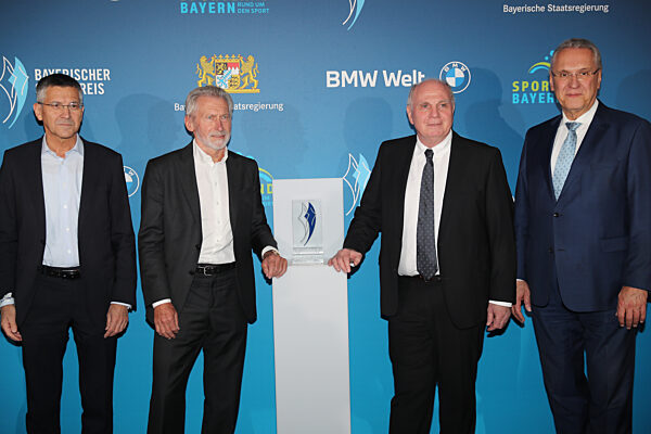 Bayerns Innenminister Joachim Herrmann
ehrt Karl-Heinz Rummenigge mit dem Bayerischen Sportpreis 2021für sein sportliches Lebenswerk