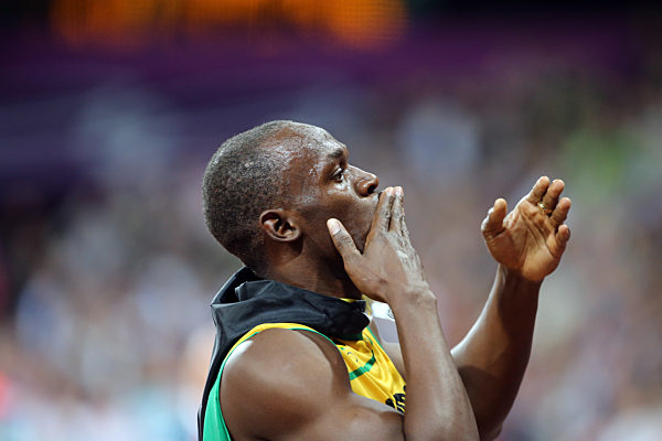 Usain Bolt gewinnt den Sprint über 100 m
und gibt Handküsse ins Publikum