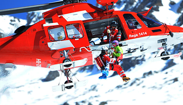 Maria Hoefl-Riesch hängt am Rettungshubschrauber