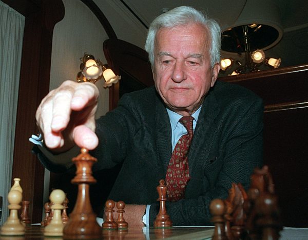 Richard von Weizsäcker am Zug - beim Schachspiel