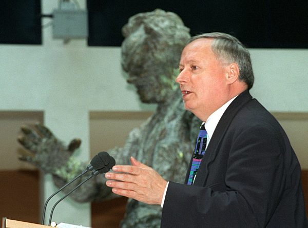 Zwei Redner: Lafontaine vor Brandt-Büste