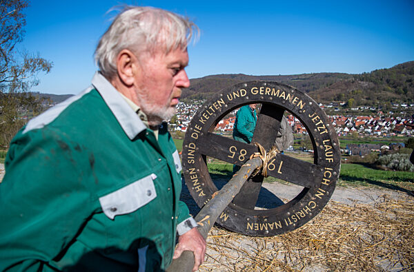 Osterbräuche - Osterräder in Lügde