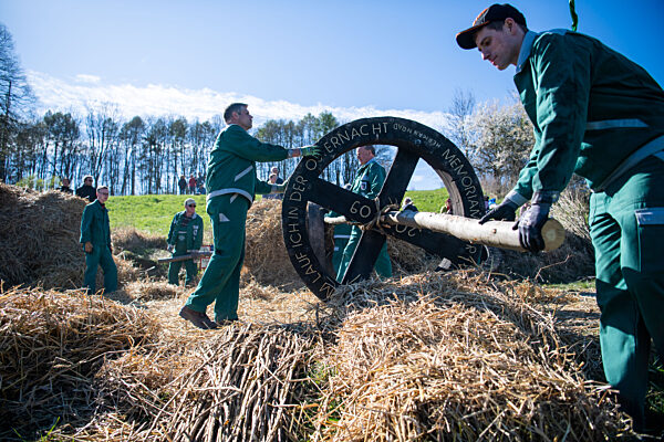 Osterbräuche - Osterräder in Lügde