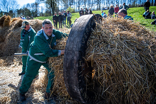 Osterbräuche - Osterräder in Lügde