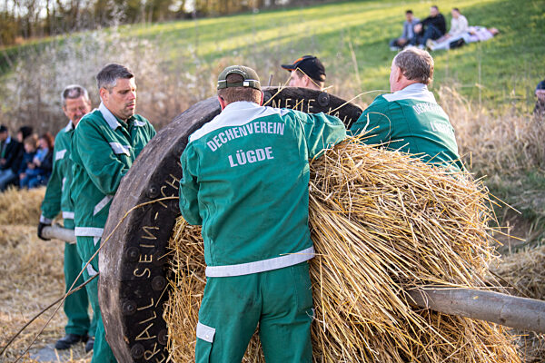 Osterbräuche - Osterräder in Lügde