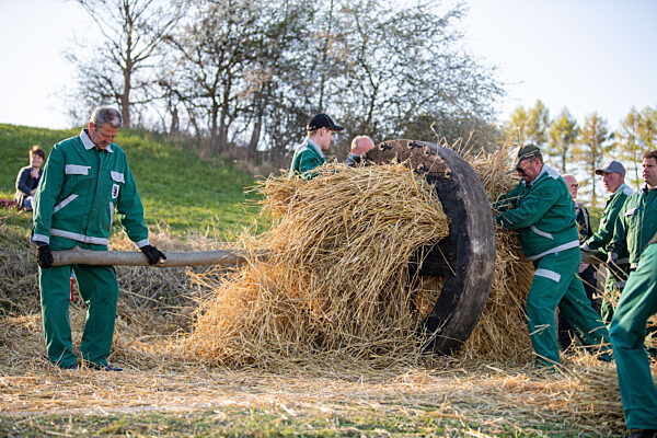 Osterbräuche - Osterräder in Lügde