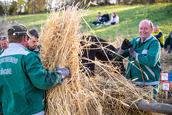Osterbräuche - Osterräder in Lügde