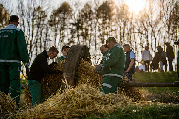 Osterbräuche - Osterräder in Lügde