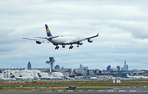 Airport Frankfurt. Landing LH A340