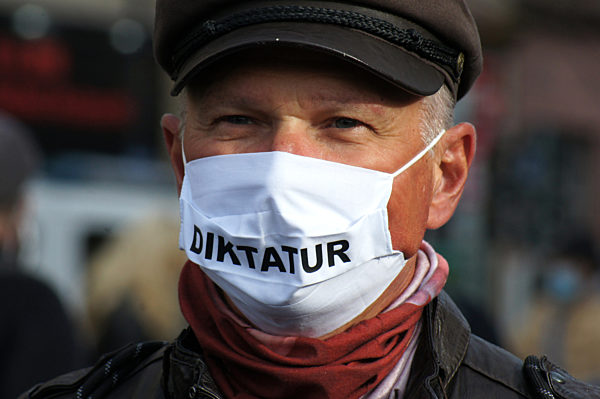 Demo lateral thinking (Querdenker). Dictator mask